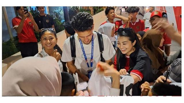 9 Momen Fitri Carlina Setia Nonton Langsung Timnas, Rela Bolak-Balik Indonesia-Qatar