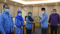 Pelaksana Harian (Plh) Sekretaris Jenderal DPR RI Setyanta Nugraha melepas lima pegawai Sekretariat.