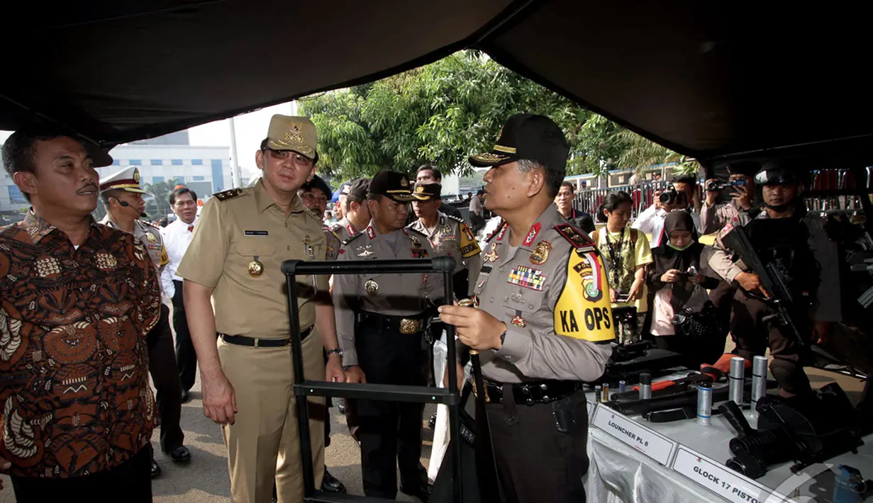 Ahok melihat perlengkapan yang digunakan anggota kepolisian guna menjaga keamanan menjelang pelantikan Presiden, Jakarta, Kamis (16/10/2014) (Liputan6.com/Faizal Fanani)