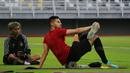 Pemain naturalisasi Timnas Indonesia, Sandy Walsh, menjalani latihan ringan di Stadion Gelora Bung Tomo (GBT), Surabaya, Sabtu (10/6/2023) petang WIB. (Bola.com/Wahyu Pratama)