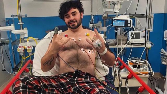 Aiden Rowan, 33 tahun, sedang bermain video game di ruang tamunya ketika dia disambar petir. Dok: Instagram/stormstruckcosplay