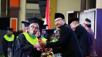Menteri Sosial, Saifullah Yusuf atau Gus Ipul untuk pertama kalinya menggraduasi Keluarga Penerima Manfaat (KPM) Program Keluarga Harapan (PKH) di lingkungan perguruan tinggi.