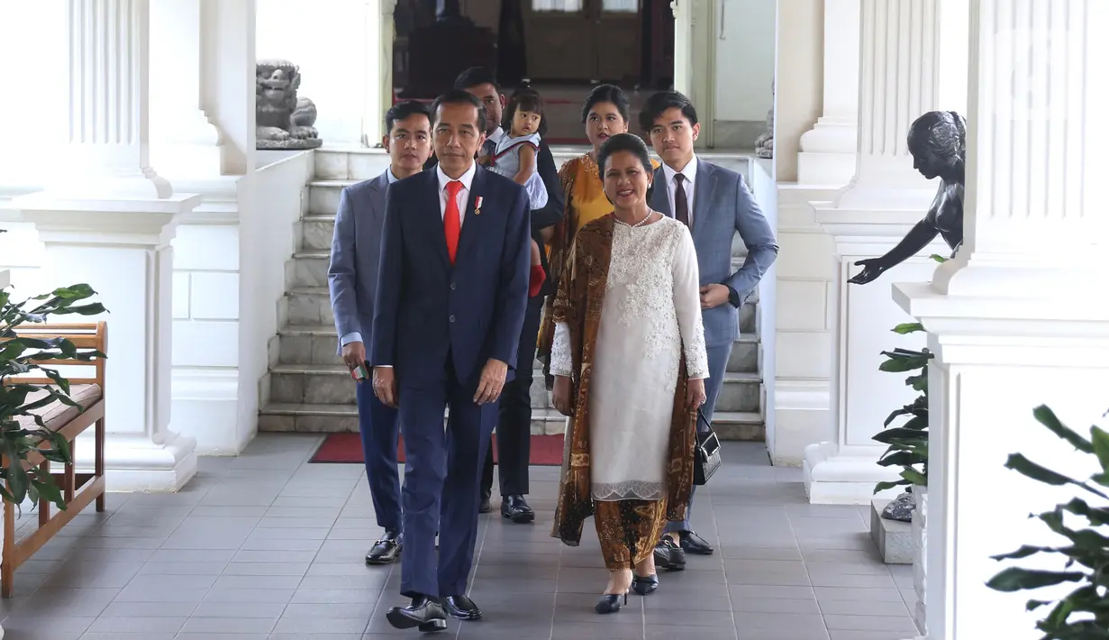 Presiden  Joko Widodo bersama ibu negara Iriana didampingi putra putrinya bersiap meninggalkan Istana Merdeka menuju gedung DPR, Jakarta, Minggu (20/10/2019). Jokowi bersama keluarga menuju DPR untuk dilantik menjadi presiden untuk kedua kalinya. (Liputan6.com/Angga Yuniar)