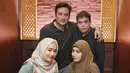 Bersama keluarganya, ia tampil serba cokelat dengan kerudung dan atasannya.  Credit: Instagram @osnapitzcha