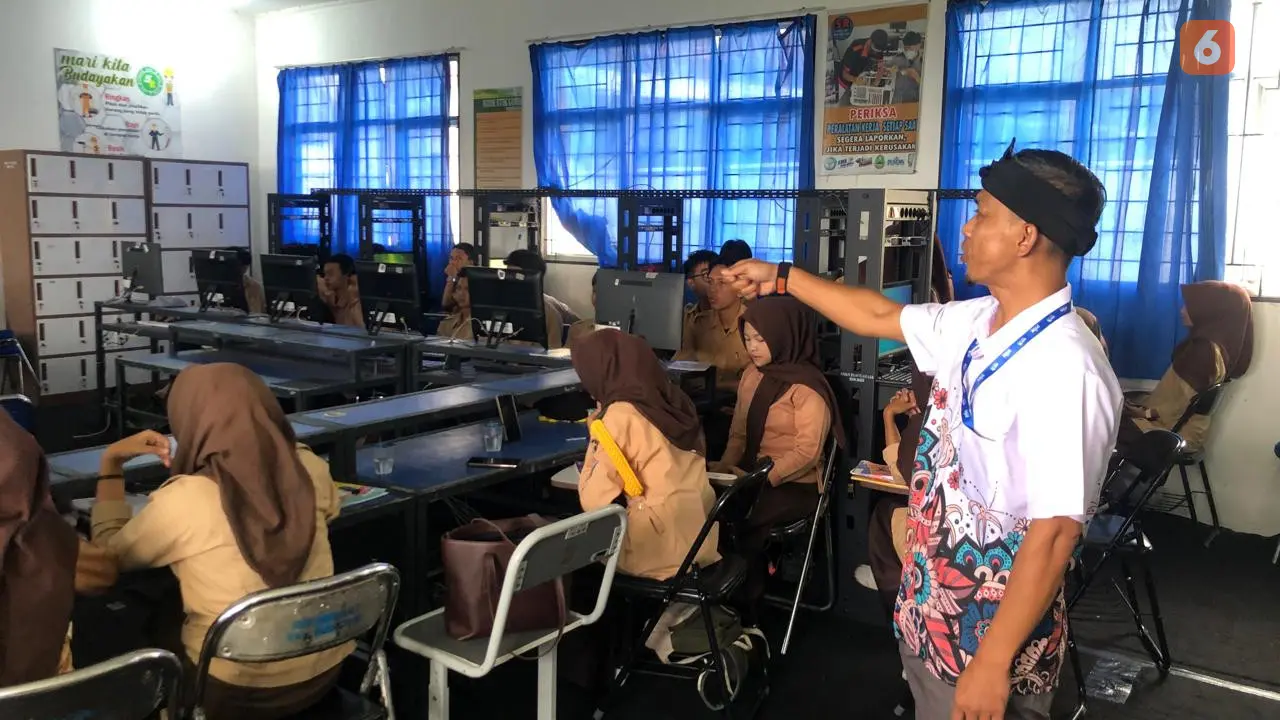 Siswa SMKN 1 Pertanian Sukaraja, Kabupaten Sukabumi saat bergantian gunakan komputer, akibat pencurian. (Liputan6.com/Fira Syahrin).