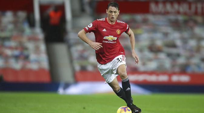 Gelandang Manchester United, Nemanja Matic, menggiring bola saat melawan West Bromwich Albion pada laga Liga Inggris di Stadion Old Trafford, Minggu (22/11/2020). MU menang dengan skor 1-0. (Martin Rickett/Pool via AP)