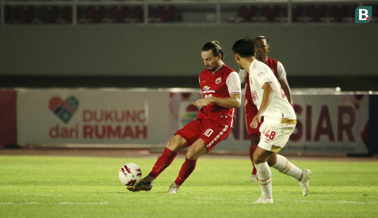 Akurasi umpan yang dimilikinya membuatnya sebagai pembeda dalam setiap pertandingan. Klok juga punya tendangan bebas yang akurat dalam mengarah bola ke pemain depan. Dari catatan ini, dia termasuk pemain yang tak boleh hilang dari perhatian lawan. (Foto: Bola.com/Ikhwan Yanuar)