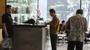 Mantan Menteri Dalam Negeri Gamawan Fauzi mengisi buku tamu saat memenuhi panggilan KPK, Jakarta, Rabu (12/10). Gamawan bakal dimintai keterangan terkait kasus dugaan korupsi proyek penerapan e-KTP. (Liputan6.com/Helmi Afandi)