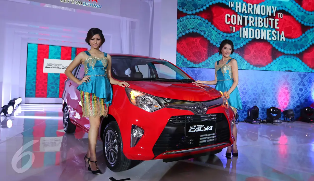 Model berfoto saat peluncuran mobil Toyota Calya dan Daihatsu Sigra di pabrik PT Astra Daihatsu Motor, Karawang, Jawa Barat, (2/8). Kolaborasi Toyota dan Daihatsu yang telah menghasilkan produk Avanza-Xenia dan Rush-Terios. (Liputan6.com/Angga Yuniar)