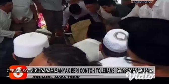 VIDEO: Makam Gus Sholah Berdampingan dengan Sang Ayah dan Gus Dur
