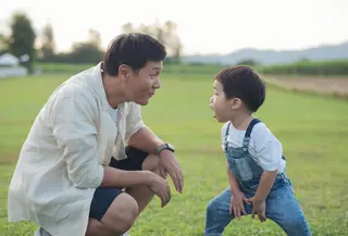 Keterlibatan ayah sejak dini memberi dampak luar biasa pada perkembangan anak. [Dok/freepik.com/jcomp]