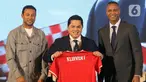 Ketua Persatuan Sepakbola Seluruh Indonesia (PSSI), Erick Thohir bersama Pelatih Kepala Timnas Indonesia, Patrick Kluivert (kanan) dan Asisten Pelatih Timnas Denny Landzaat foto bersama seusai menyampaikan keterangan di Hotel Mulia, Jakarta, Minggu (12/1/2025). (Liputan6.com/Herman Zakharia)