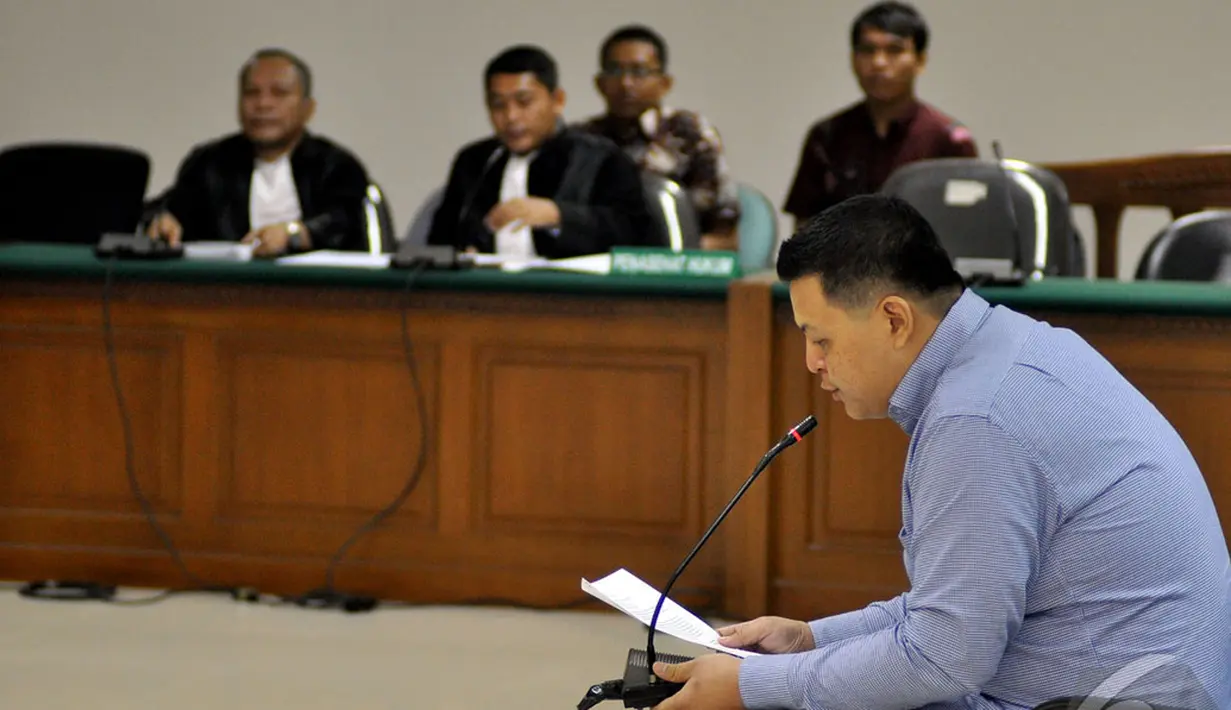 Teddy Renyut juga merekomendasikan supaya Kementerian PDT dibubarkan saja, Pengadilan Tipikor, Jakarta, Senin (13/10/2014) (Liputan6.com/Miftahul Hayat) 