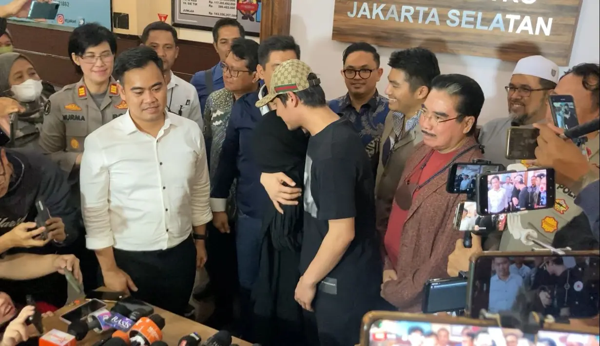 Mereka berpelukan, mengakhiri persetruan yang melibatkan hukum. Mereka siap move on menjalani rumah tangga kembali. [KapanLagi,com/Irfan Kafril]