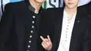Dua personel boyband Korea Selatan, Bangtan Boys alias BTS berpose di karpet merah ajang American Music Awards 2017 di Los Angeles, Minggu (19/11). Meski tampil hampir serupa, ketujuh anggota BTS tentu tidak terlihat sama. (Mark Ralston/AFP)