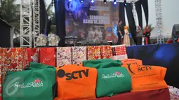 Yayasan Pena bersama Pundi Amal SCTV serta Peduli Kasih Indosiar memberikan bantuan berupa baju Lebaran, sarung, pena, mukena, dan sajadah kepada 1.000 anak yatim, di Taman Impian Jaya Ancol, Jakarta, Selasa (21/6). (Liputan6.com/Johan Tallo)