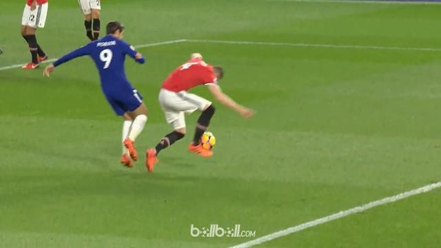 Berita video momen gol bunuh diri bek Manchester United, Phil Jones, dibatalkan wasit. This video presented by BallBall.