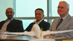 Chairman of Royal Brunei Airlines, Mr. Dermot Mannion (kanan) saat berkunjung ke Indosiar, Jakarta, Senin (16/11/2015). Royal Brunei Airlines menjalin kerjasama dengan Indosiar sebagai sponsor program D'Academy Asia. (Liputan6.com/Faisal R Syam)