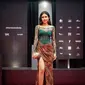 Kebaya dengan aksen bustier dan rok batik slit samping ala aktris Shenina Cinnamon ini juga tak kalah menarik. Tambahkan clutch dan high heels agar makin maksimal. (Instagram/shenacinnamon).