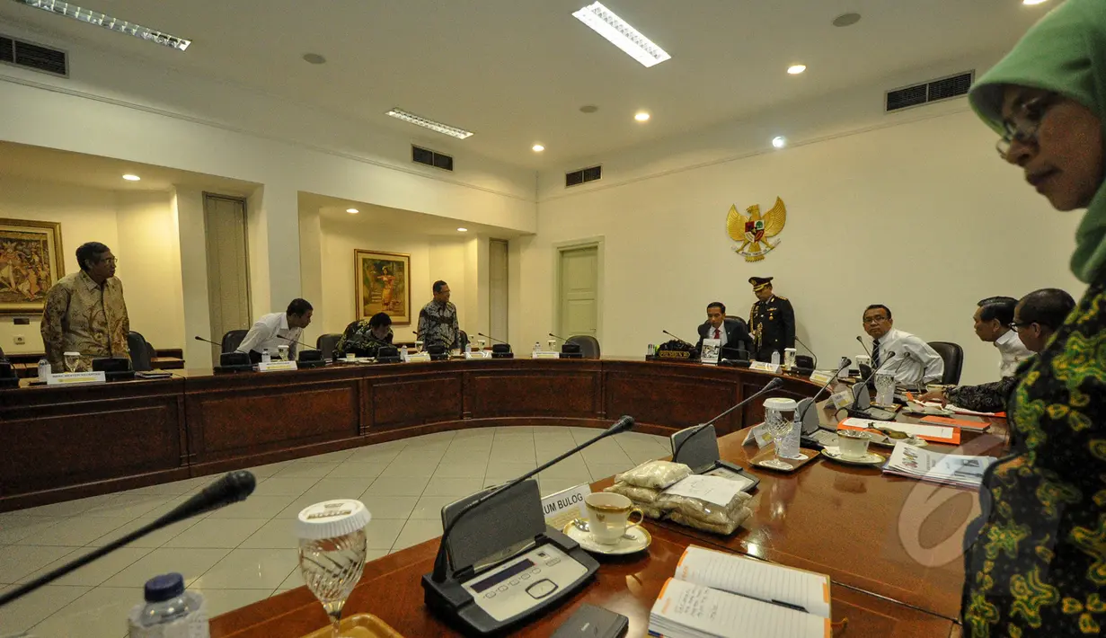 Suasana rapat terbatas antara Jokowi dengan sejumlah menteri Kabinet Kerja di Kantor Presiden, Jakarta, Senin (6/4/2015). Rapat membahas tentang ketersediaan beras nasional (Liputan6.com/Faizal Fanani)