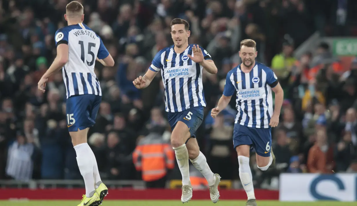 Bek Brighton and Hove Albion, Lewis Dunk (tengah) berselebrasi dengan rekannya usai mencetak gol ke gawang Liverpool pada pertandingan lanjutan Liga Inggris di Stadion Anfield (30/11/2019). Liverpool menang tipis atas Brighton 2-1. (AP Photo/Jon Super)