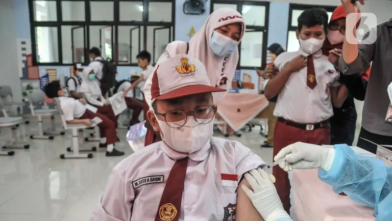 FOTO: Anies Tinjau Hari Pertama Vaksinasi Anak Usia 6-11 Tahun