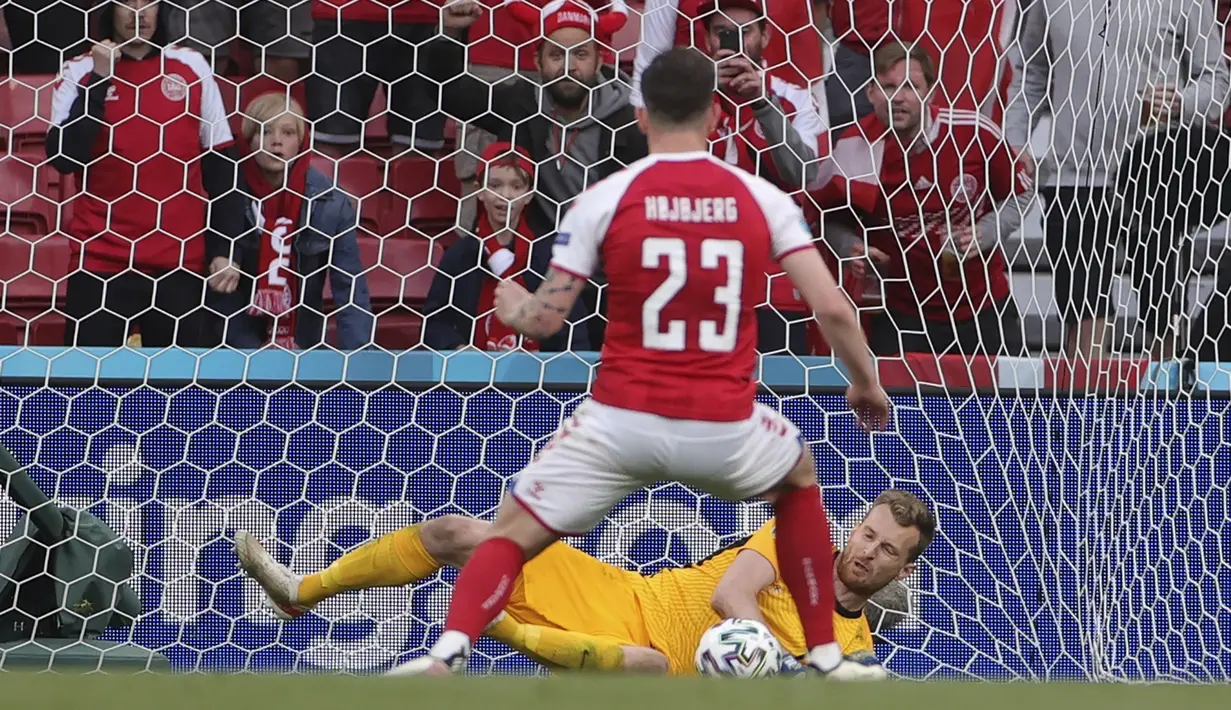 Sayang, eksekusi penalti dari Pierre-Emile Hojbjerg yang melepaskan tendangan ke arah kiri mampu ditangkap kiper Finlandia, Lukas Hradecky. (Foto: Friedemann Vogel/Pool)
