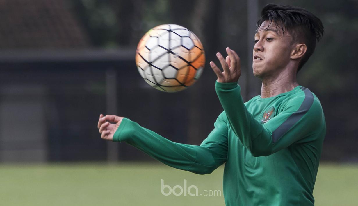 Pemain Timnas Indonesia U-22, Febri Hariyadi, mengontrol bola saat latihan di Lapangan SPH Karawaci, Tangerang, Minggu (7/5/2017). (Bola.com/Vitalis Yogi Trisna)