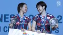 Ganda putri Jepang, Yuki Fukushima/Sayaka Hirota tersenyum di podium usai unggul atas Mayu Matsumoto/Wakana Nagahara di Final Indonesia Open 2018 di Istora GBK, Jakarta, (8/7). Yuki/Sayaka menang 21-14, 16-21, 21-14. (Liputan6.com/Helmi Fithriansyah)