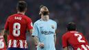 Striker Barcelona, Lionel Messi, tampak kecewa usai gagal membobol gawang Atletico Madrid pada laga La Liga Spanyol di Stadion Wanda Metropolitano, Minggu (15/10/2017). Atletico Madrid bermain imbang 1-1 dengan Barcelona. (AP/Francisco Seco)