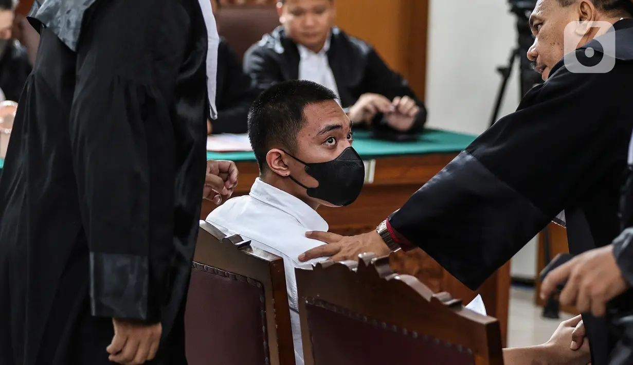 Mario Dandy tampil berbeda dalam sidang perdana ini. Rambutnya telah dipangkas dan terlihat lebih pendek. (Liputan6.com/Johan Tallo)