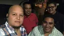 Jurnalis televisi Canal Hable Como Habla (HCH), Igor Padilla (kiri) foto bersama dengan teman-temannya sebelum tragedi penembakan di San Pedro Sula, Honduras (17/1). (AFP Photo/Ho)