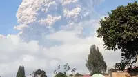 Gunung Sinabung menyemburkan material vulkanik ketika kembali meletus hebat di Kabupaten Karo, Sumatera Utara, Senin (19/2) pagi. Meski erupsinya cukup besar, PVMBG tidak mencatat adanya penambahan pengungsi atau korban. (twitter/@@Sutopo_PN)