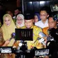 Pasangan bakal cagub dan bakal cawagub Sulawesi Selatan, Andi Sudirman Sulaiman dan Fatmawati Rusdi bersilaturahim dengan Ketua Umum Partai Golkar Airlangga Hartarto. (Liputan6.com/Ady Anugrahadi).