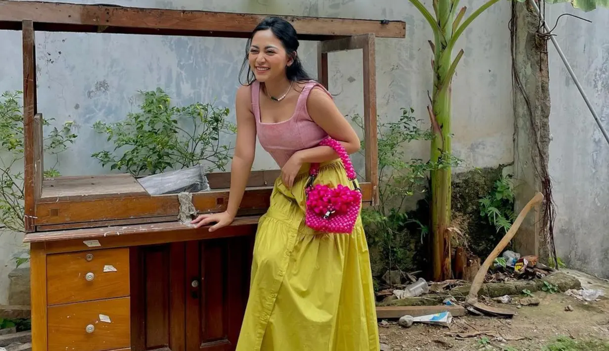 Meskipun penampilannya kadang dinilai nyentrik, namun mantan istri dari Niko Al Hakim ini selalu terlihat trendi. Maka tak heran apabila ia kerap dinobatkan sebagai trendsetter. (Liputan6.com/IG/rachelvennya)