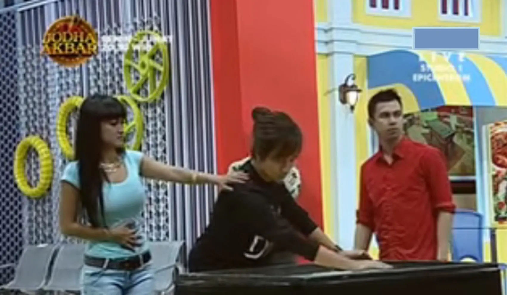 	Julia Perez, Denny Drako dan Raffi Ahmad dalam sebuah acara di stasiun televisi swasts (YouTube)