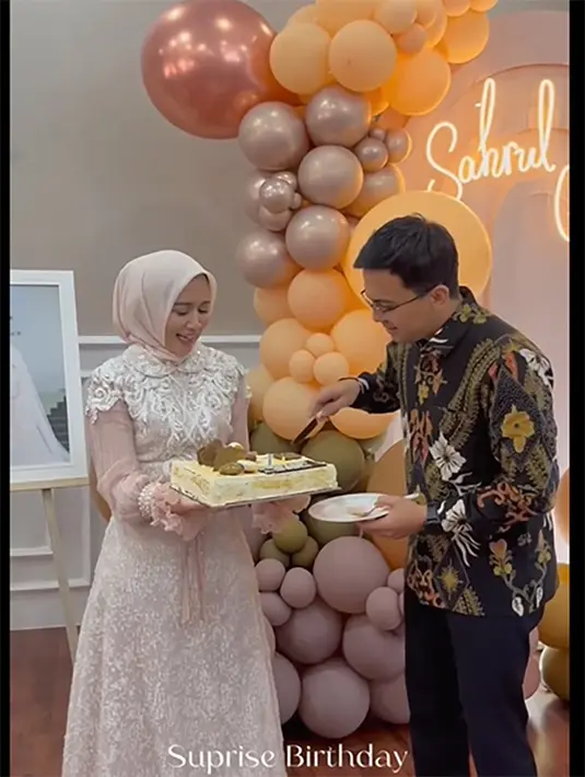 Sang istri, membantu Sahrul saat memotong kue. Kali ini, Sahrul memberikan kue pertama untuk istri tercinta. [Instagram/dine.pearl]
