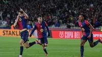 Bek Barcelona asal Spanyol Pau Cubarsi (kiri) merayakan gol kedua mereka selama pertandingan leg pertama semifinal Copa del Rey (Piala Raja) antara FC Barcelona dan Club Atletico de Madrid di Estadi Olimpic Lluis Companys di Barcelona, ​​pada 25 Februari 2025.LLUIS GENE / AFP