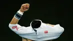 Petenis putra Jepang, Kei Nishikori, memakai kaos baru di sela pertandingan babak kedua tenis Australia Terbuka 2016 melawan Austin Krajicek dari AS di Melbourne Park, Australia, (20/1/2016). (Reuters/Issei Kato)