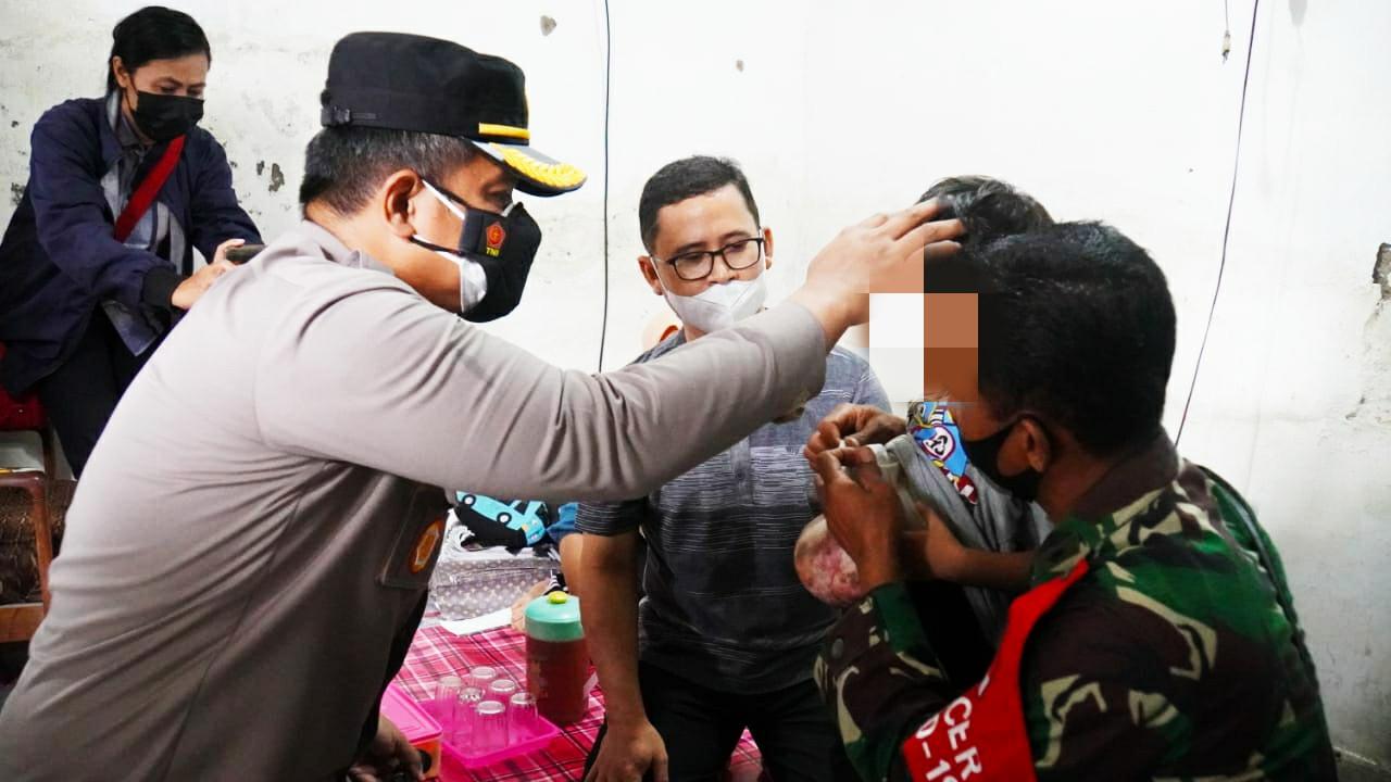 Ahmad Rizal (5) menderita gastroschisis atau kelainan sejak lahir dengan usus berada di luar tubuh. (Dian Kurniawan/Liputan6.com)