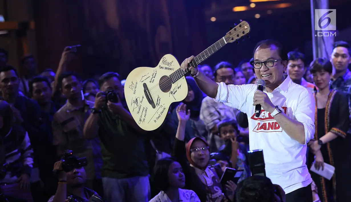 Tantowi Yahya saat penggalangan dana untuk korban gempa Palu dan Donggala, Jakarta, Jumat (5/10). Band yang terdiri dari Menteri Kabinet Kerja ini mendapat tambahan personel yakni Puan Maharani, Yuni Shara dan Tantowi Yahya. (Bintang.com/Deki Prayoga)