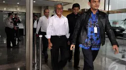 Direktur Utama Pertamina, Dwi Soetjipto, saat akan meninggalkan Gedung KPK, Jakarta, Senin (22/12/2014). (Liputan6.com/Miftahul Hayat)