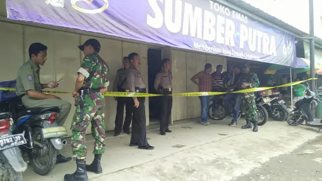 Suasana pasca-perampokan toko emas di Gandrungmangu, Cilacap. (Foto: Liputan6.com/Muhamad Ridlo/Polres Cilacap)