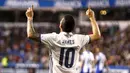 Gelandang Real Madrid, James Rodriguez, merayakan gol yang dicetaknya ke gawang Deportivo pada laga La Liga di Stadion Riazor, La Coruna, Rabu (26/4/2017). Deprtivo kalah 2-6 dari Madrid. (EPA/Cabalar)
