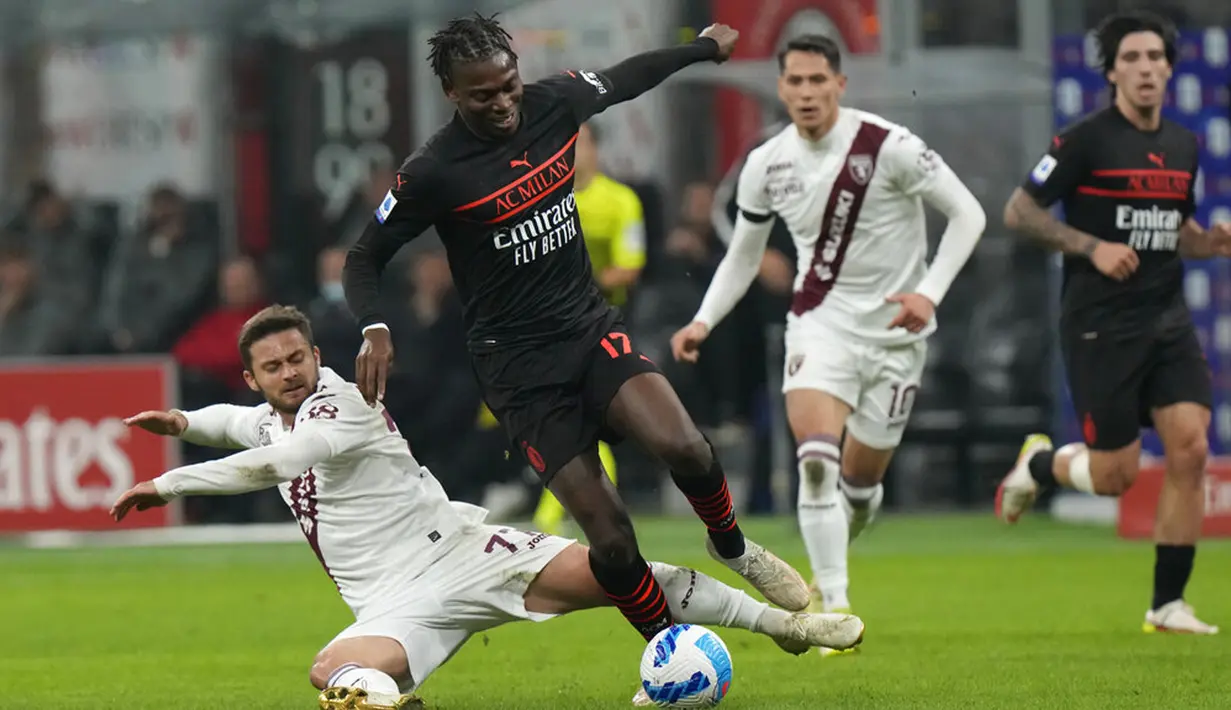 Pemain AC Milan Rafael Leao (kanan) berebut bola dengan pemain Torino Karol Linetty pada pertandingan Liga Italia Serie A di Stadion San Siro, Milan, Italia, 26 Oktober 2021. AC Milan menang 1-0. (AP Photo/Luca Bruno)