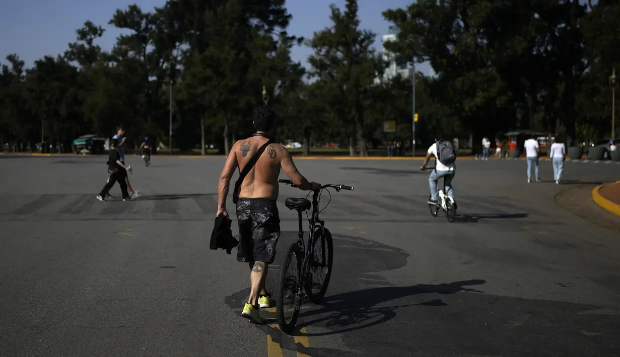 Suhu maksimum rata-rata untuk ibu kota Argentina pada bulan Agustus adalah 18 derajat Celcius (64,4 derajat Fahrenheit) dengan suhu minimum rata-rata 9 derajat Celcius (48,2 derajat Fahrenheit), menurut Layanan Meteorologi Nasional.  (AP Photo/Natacha Pisarenko)
