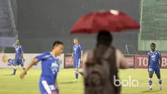 Sergio Van Dijk dan rekan-rekannya berlatih di bawah guyuran hujan di Stadion Manahan, Solo, Jumat (24/2/2017). Persib akan bersua Mitra Kukar pada babak 8 besar Piala Presiden 2017. (Bola.com/Nicklas Hanoatubun)