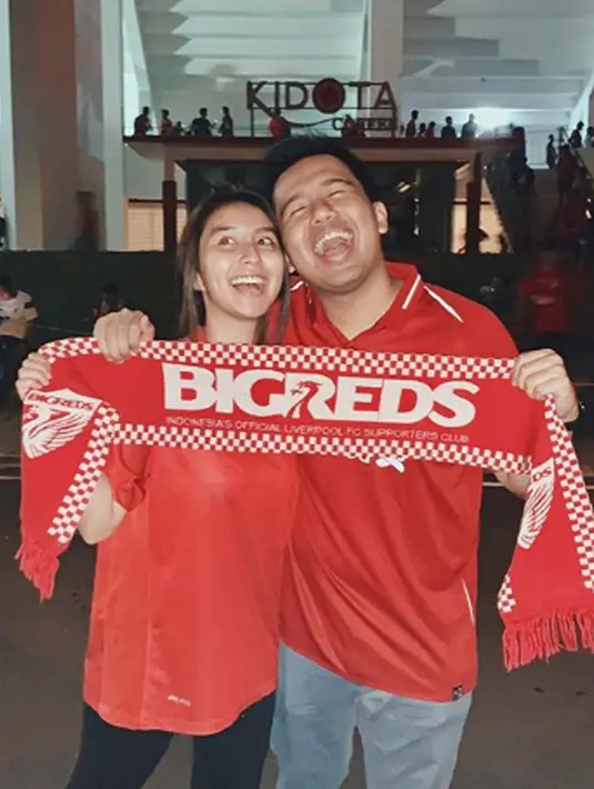 Jojo dan Clairine memiliki gaya pacaran mereka sendiri. salah satunya ialahmenghabiskan waktu bersama dengan menonton pertandingan bola.  (Liputan6.com/IG/clairineclay)
