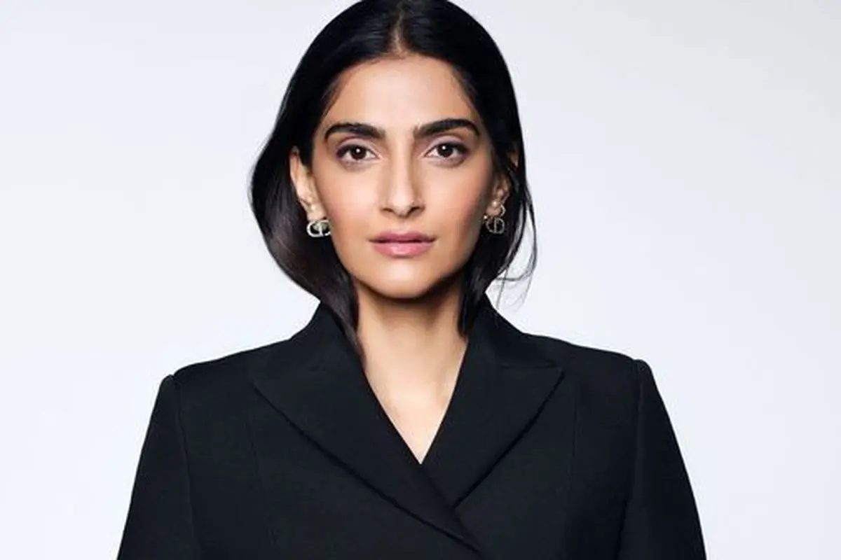 Akrtis India Sonam Kapoor Didapuk Jadi Brand Ambassador Terbaru Dior