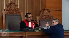 Hakim Tunggal I Wayan Karya berdiskusi dengan kuasa hukum Irman Gusman saat sidang perdana praperadilan mantan Ketua DPD RI itu di PN Jaksel, Selasa (18/10). Irman menggugat penangkapan dan penetapan tersangka dirinya oleh KPK. (Liputan6.com/Helmi Afandi)